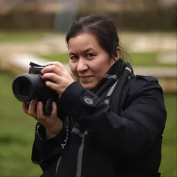 Mai-Nhan Lowinsky, appareil photo en main