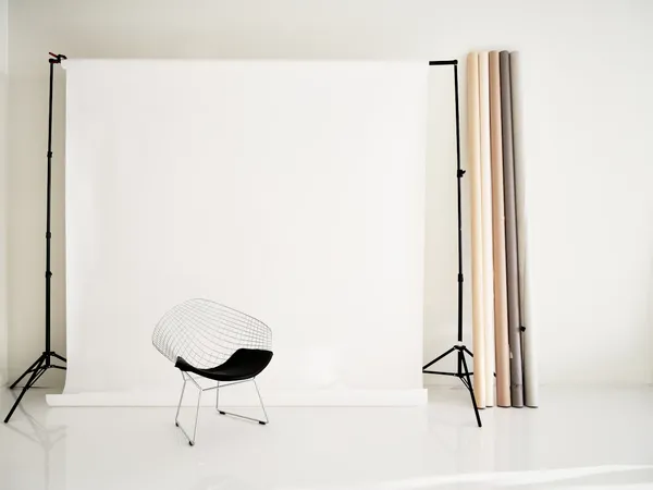 Fond de studio blanc avec fauteuil (photo d'illustration)
