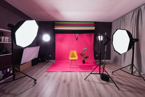 Studio avec fond rose et éclairages (photo d'illustration)